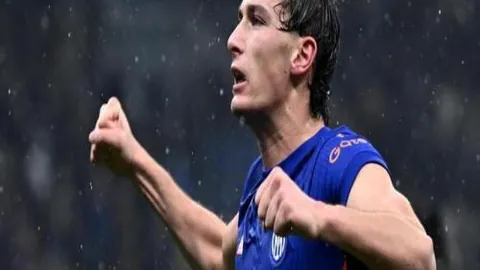 北京西站离别情深：行李寄乡愁，家人共温馨