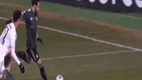 “NBA重磅发布“激情碰撞”！火湖巅峰对决海报亮相：申京对阵东契奇！”